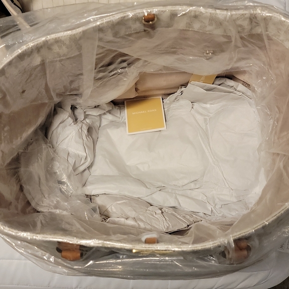 NWT MK Vanilla Jet Set Travel/weekender tote - Picture 5 of 8